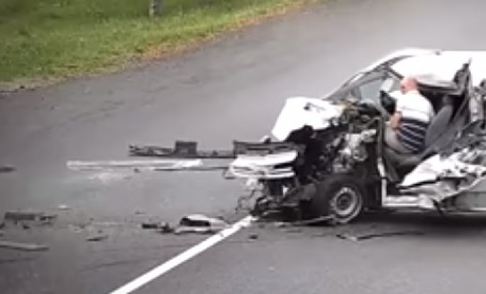 Maşın parçalandı, sərxoş sürücü qəzadan sonra ayıldı - VIDEO