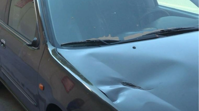 Tikinti gedən binanın önündə park edilən avtomobillərə ciddi ziyan dəydi - VİDEO