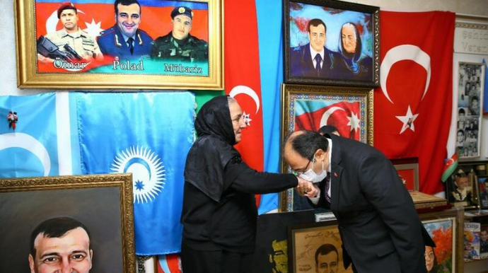 Səfir Polad Həşimovun anasının əlindən öpdü - FOTO 