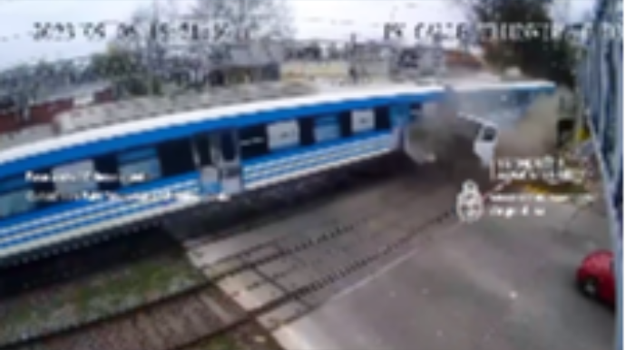 Qatar yoluna girən yük maşını iki hissəyə parçalandı - ANBAAN VİDEO 