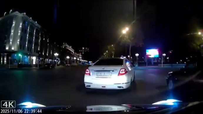 Yolayrıcında sürücüdən təhlükəli manevr: Düzünə gedənlərə qəza riski yaratdı   - VİDEO