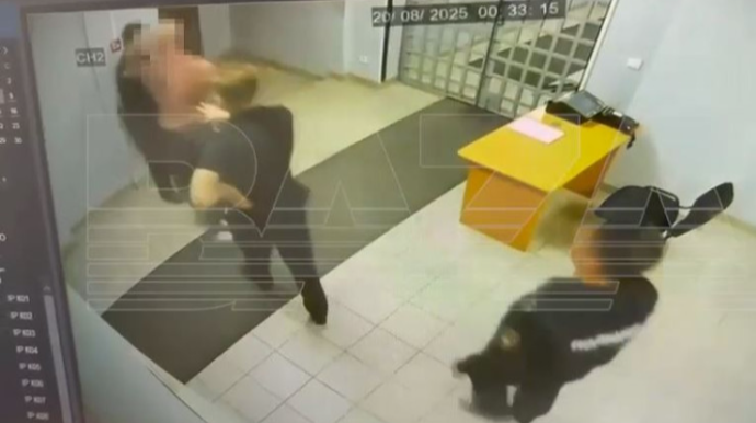 Yarıçılpaq kişi şöbəyə girib polisləri döydü - VİDEO