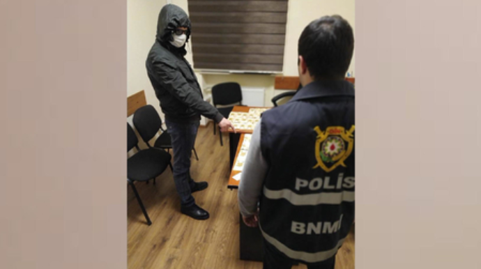 Polisi görən zaman narkotiki yandıran dəstənin işi - Biri 64 yaşlı qadındır 