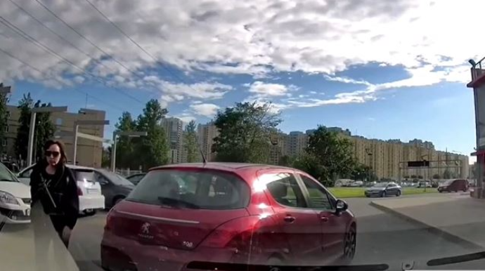 Bu dəfə qadın sürücü yol kəsib "qoçuluq" elədi  - VİDEO