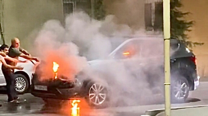 Bakıda “Hyundai”a quraşdırılan faralar yanğına səbəb oldu; maşın alışıb yandı - VİDEO