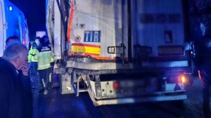 Sərnişin avtobusu yük maşınına çırpıldı - Yaralananlar var 