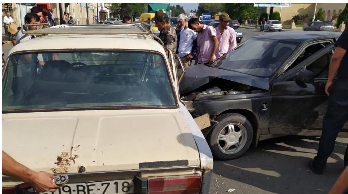 Gəncədə iki minik avtomobili toqquşub - FOTO 