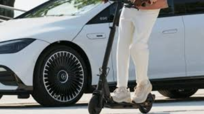 Bakıda skuterlə yolu keçən şəxsi avtomobil vurdu