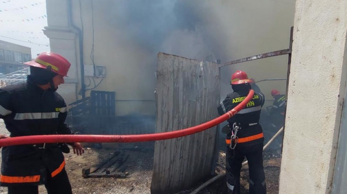 Qubada böyük ərzaq mağazasında yanğın baş verib  - FOTO