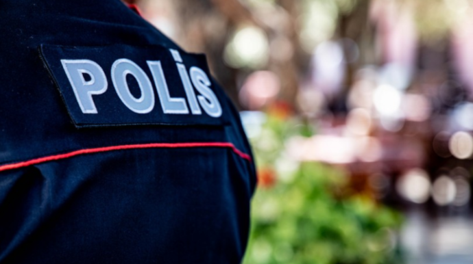 İki polisin yaralandığı qəzanı törədən sürücü MƏHKƏMƏ QARŞISINDA 