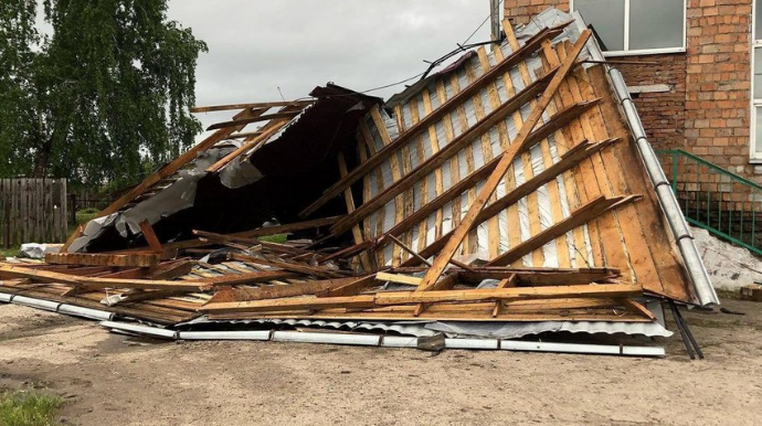 Abşeronda külək dam örtüyünü elektrik xətlərinin üstünə aşırıb  - FOTO