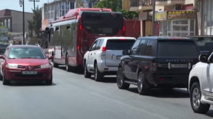 NZS qəsəbəsində yolun darlığı hərəkəti çətinləşdirir - VİDEO