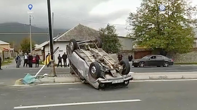 В Шеки перевернулся автомобиль, есть пострадавшая - ВИДЕО