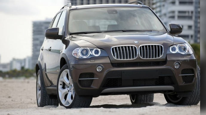 Водителя BMW оштрафовали на 1,5 тысячи евро за показанный средний палец - ФОТО