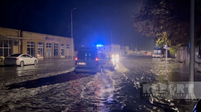 Leysan yağış nəqliyyatın və sakinlərin hərəkətini çətinləşdirdi - FOTO