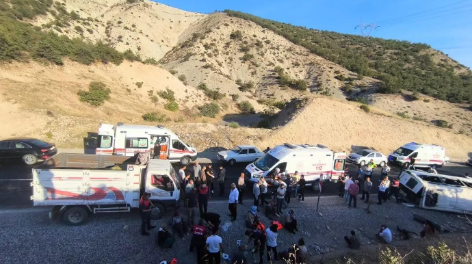  Mikroavtobus aşıb,  19 nəfər xəsarət alıb - FOTO