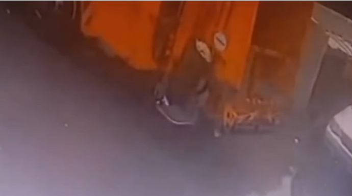 Bakıda maşını zibil qablarının önündə saxlayan sürücü belə cəzalandırıldı - VİDEO