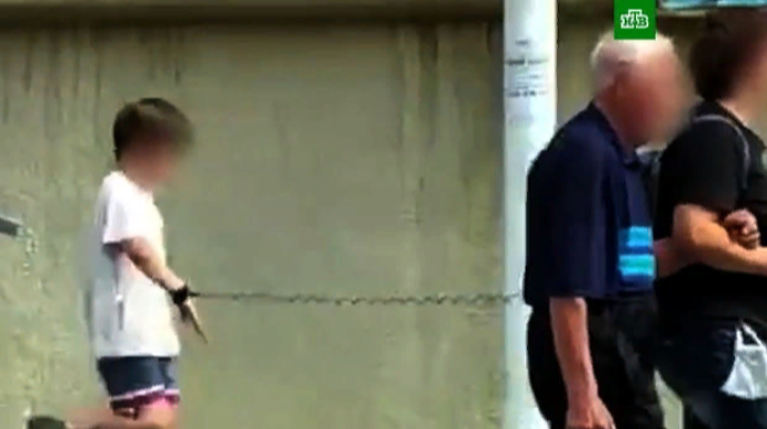 Autist oğlunu xaltada gəzdirən qadını daşa basdılar  - VİDEO