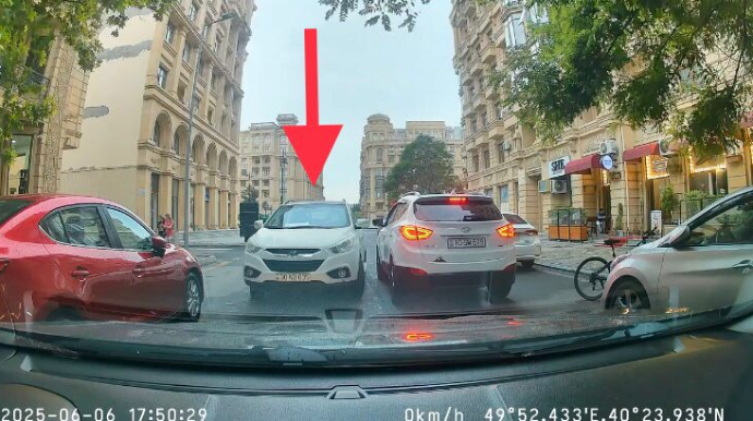 Birtərəfli küçəyə “protiv” girən sürücü  yolu kəsib çıxılmaz vəziyyətə düşdü  - VİDEO