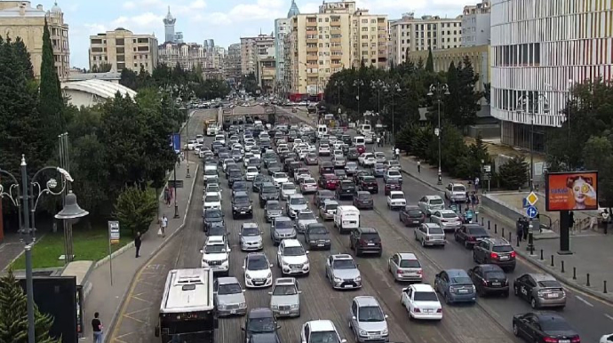 Bakıda yol təmiri aparılan küçədə sıxlıq yaranıb - FOTO 