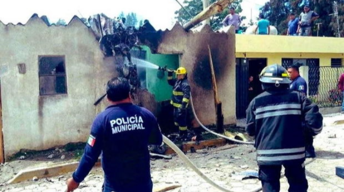 Meksikada təyyarə evin üzərinə düşdü: Ölənlər var  - FOTO - VİDEO