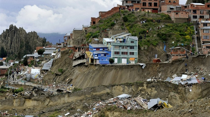 Hindistanda torpaq sürüşməsi zamanı 13 nəfər ölüb