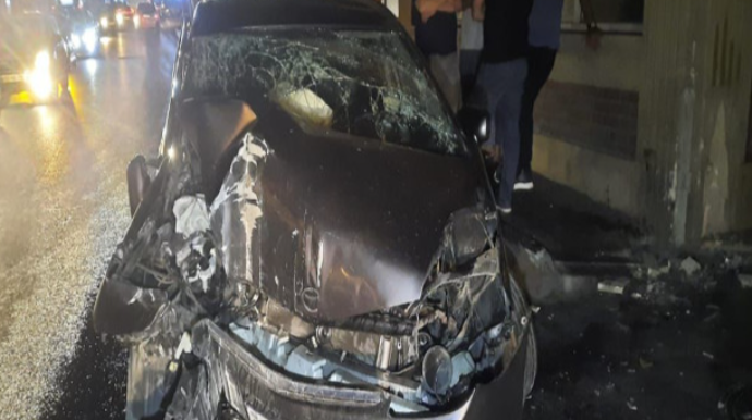 Bakıda qəza:  Avtomibil divara çırpıldı, xəsarət alanlar var  - FOTO