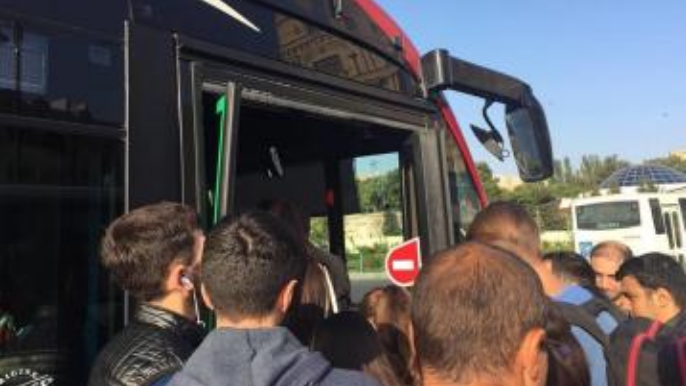 “20 Yanvar”  metrosu qarşısında sərnişinlərin avtobusa minmə sınağı - VİDEO
