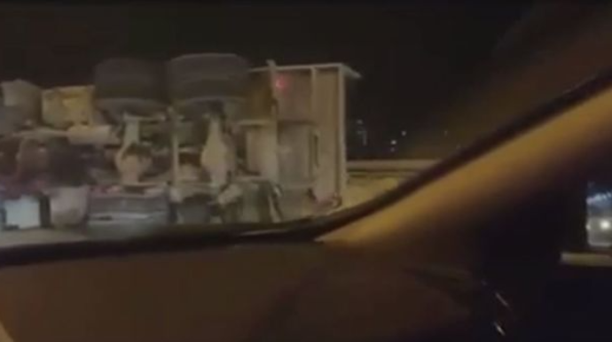 Bakı-Sumqayıt yolunda daşla dolu “KamAZ” aşdı  - VİDEO