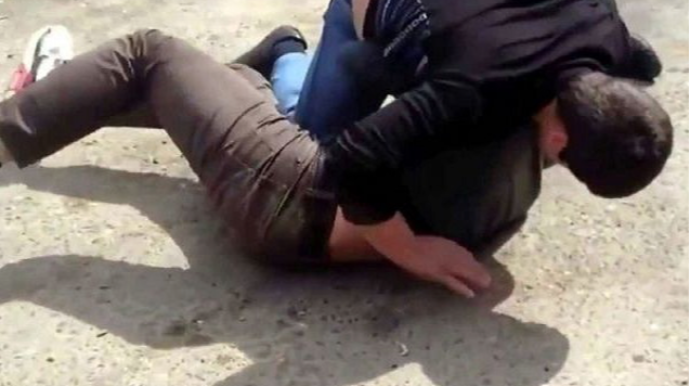 В Гяндже избили 18-летнего юношу и бросили на обочине дороги