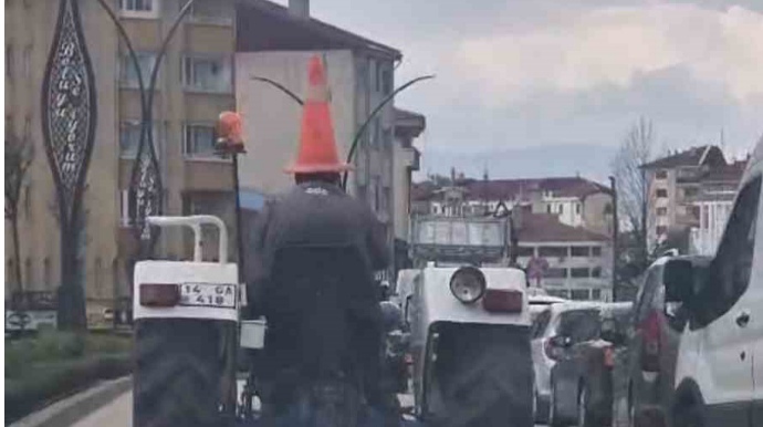Başına yol konusu keçirən sürücü belə traktor sürdü – FOTO  