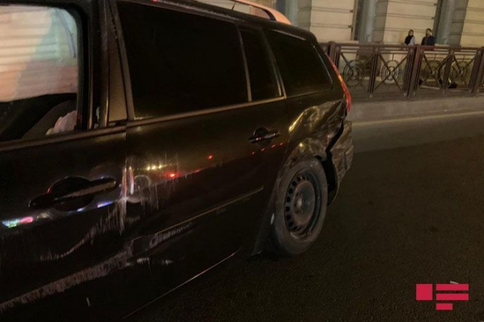 Bakıda yol ayrıcında iki avtomobil toqquşub - FOTO