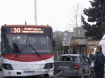 Avtobusun qarşı yola çıxması qəzaya səbəb olub - FOTO