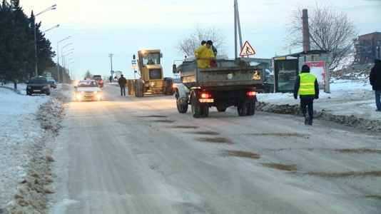 Yeni Günəşlidə yollar buzdan təmizlənir – FOTO+VİDEO