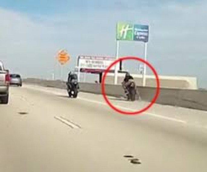 Motosiklet sürücüsü 30 metr hündürlükdən aşağı düşdü - VİDEO