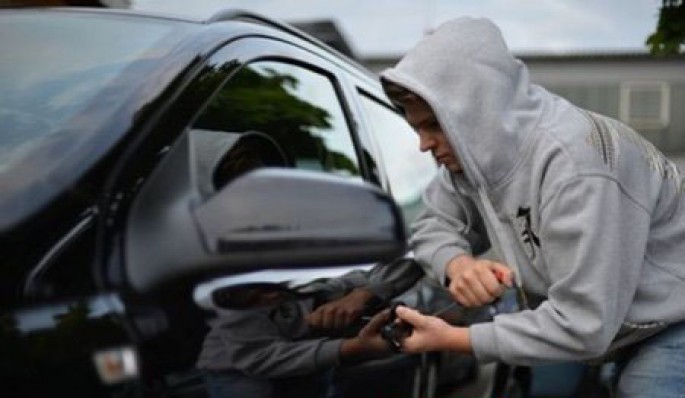 Qadının avtomobilindən külli miqdarda pul oğurlandı - Bakıda