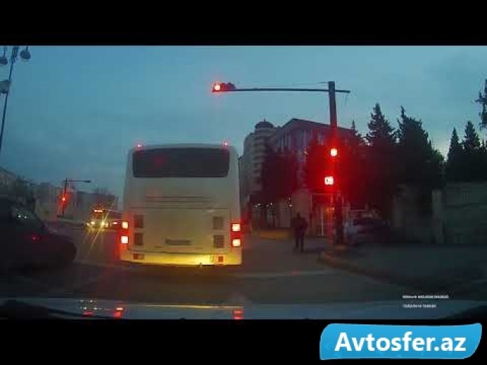 Qırmızı işığı yaşıl görən avtobus sürücüsü - VİDEO