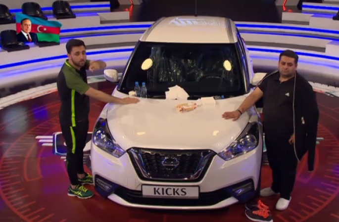 Biri əlini çəkdi, o biri maşınla getdi - FOTO