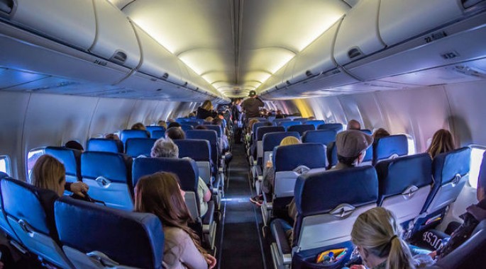 Tanınmış müğənni təyyarədə sərnişinin həyatını xilas etdi - FOTO