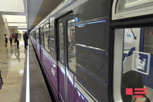 Metroda homoseksualı döydülər - Bakıda