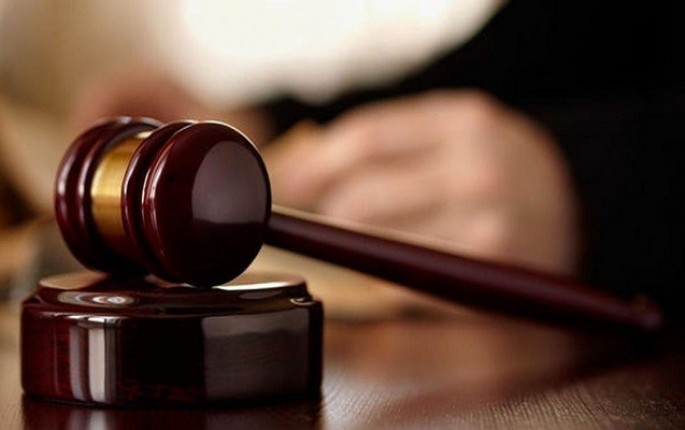 Maşınla piyadanı vurub qaçan 16 yaşlı gəncin məhkəməsi oldu