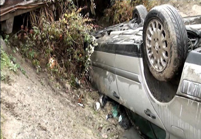 Avtomobil aşdı: xəsarət alanlar var - Yevlaxda