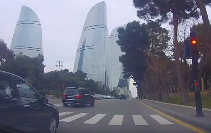 Polis yox, kamera yox – Qırmızıdan keçən “Mercedes” – 90 BS 900 - VİDEO