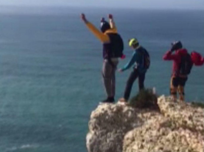 Paraşütü açılamayan kişi qayalığa çırpılıb öldü - VİDEO