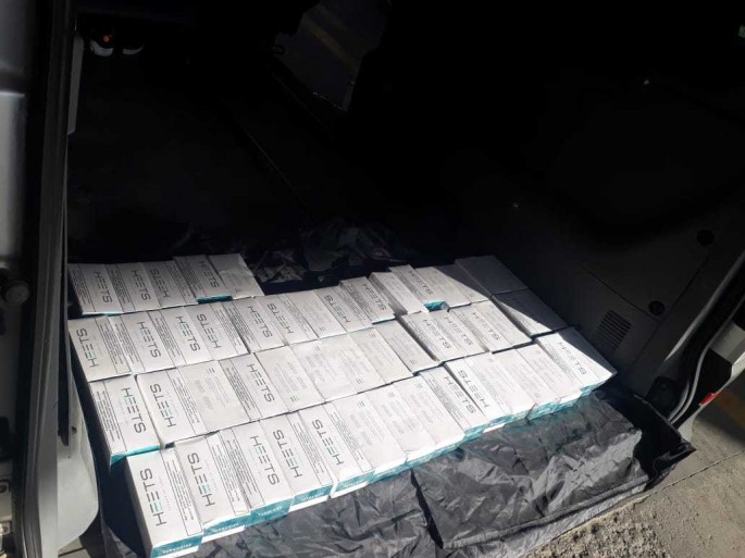 "Mercedes Benz Vito"dan qanunsuz siqaretlər aşkarlanıb - FOTO