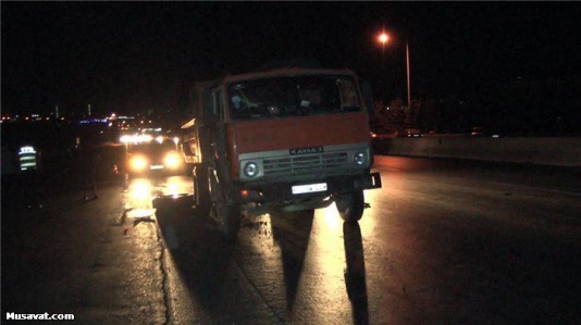 Bakıda qəza: sürücünün ayaqları "KamAZ"ın təkərləri arasında qaldı - FOTO