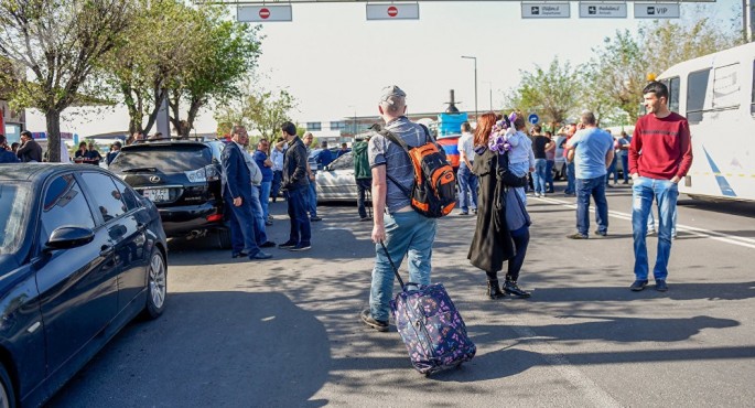 Bir qrupu şəxs avtomobil yolunu bağladı