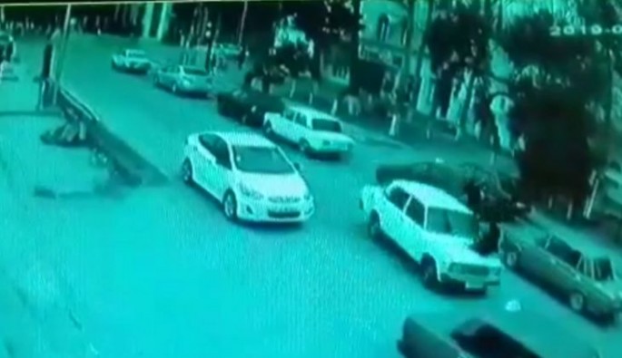 Göyçayda bankirin oğlu məktəbli qızı maşınla vurub şikəst etdi – VİDEO