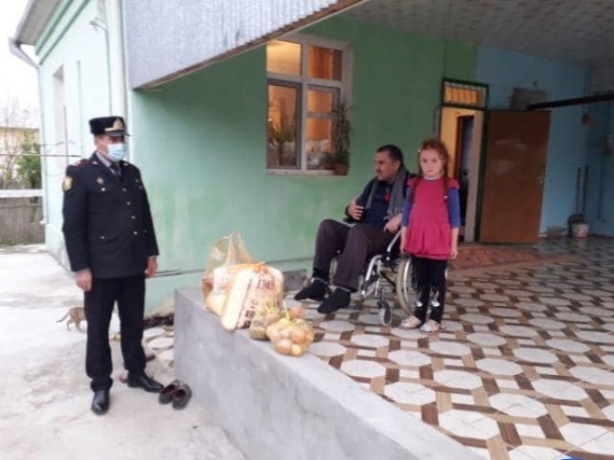 Laçın polisi “Evdə qal” devizi altında ərzaq sovqatları paylayıb - FOTO