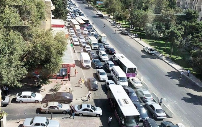 Bakıda bu yollarda hərəkət tamamilə dayanıb - Fotolar
